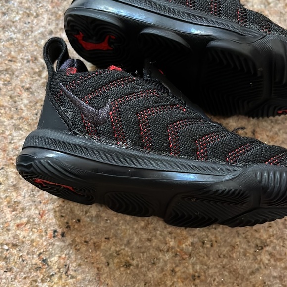 Nike lebron 16 fresh bred - EUC- size 4C - Picture 14 of 15